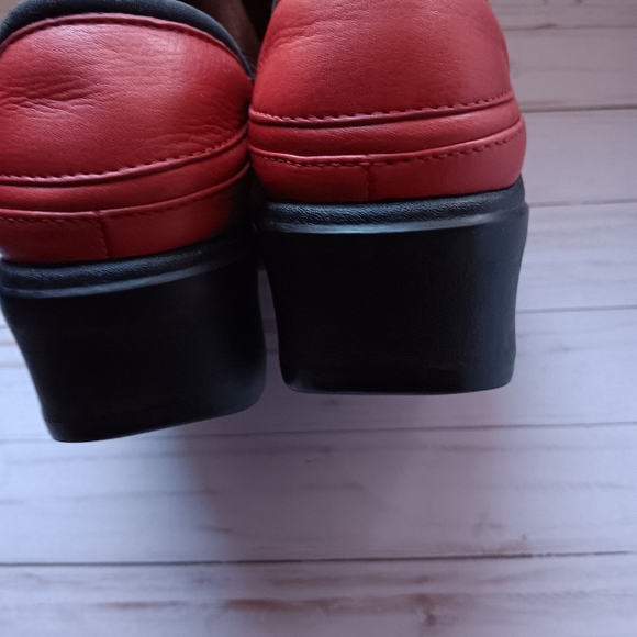 Ariat Women's US Sz 8.5 B Red Leather Slip On Comfort Shoes - Picture 4 of 10